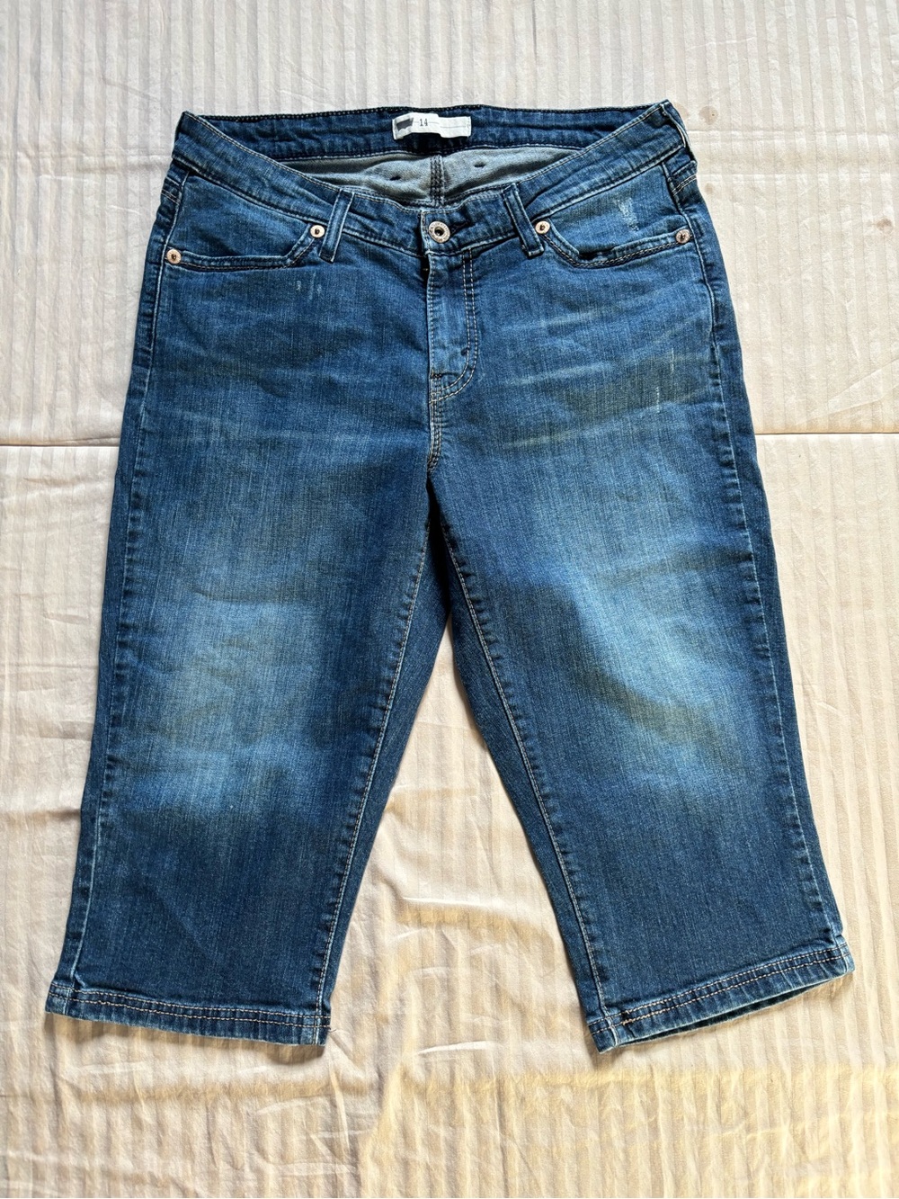Levi's Jeans Womens 14 Blue Mid-Rise Capri Denim Pants 32x17 Measured Distressed